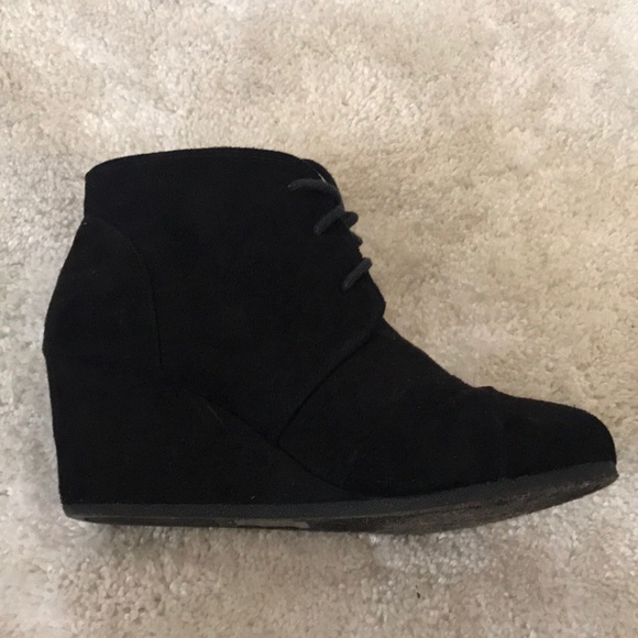 Shoes - Picture 2 of 3